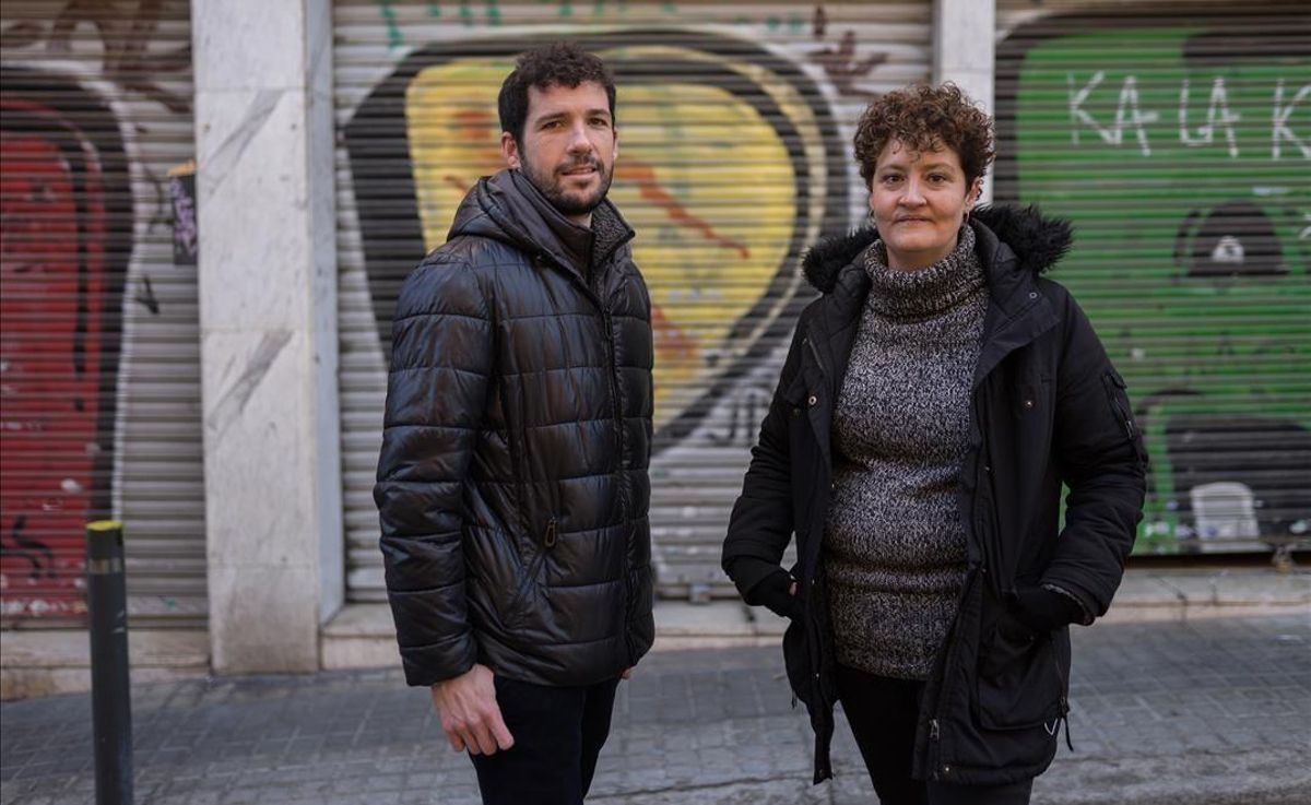 El educador Jordi Santamaria y la directora Josefina Machado, delante del local (cerrado) de Ludàlia. El educador Jordi Santamaria y la directora Josefina Machado, delante del local (cerrado) de Ludàlia.