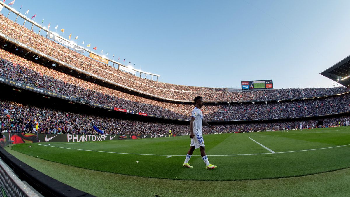 Perspectiva del Camp Nou lleno, con Vinicius en el centro de la imagen. Perspectiva del Camp Nou lleno, con Vinicius en el centro de la imagen.
