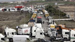 Una caravana de camiones en las carreteras navarras en protesta por el paro del transporte por carretera. | EFE
