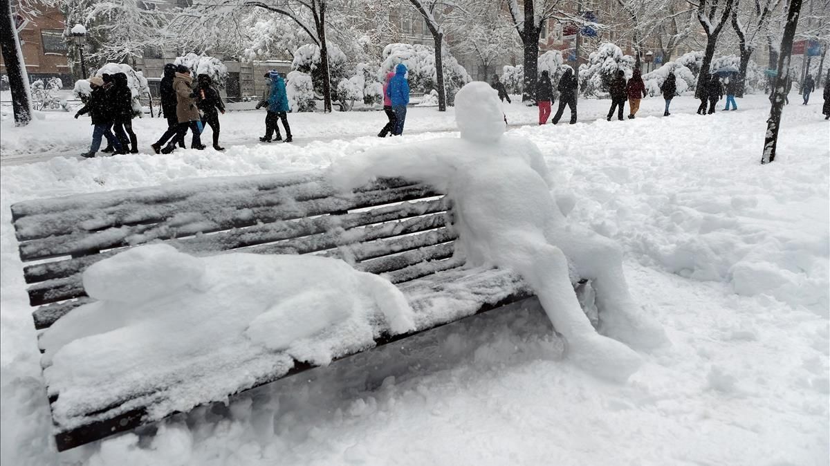 Vista del exterior del Museo del Prado en Madrid con unas figuras de nieve en un banco tras el paso de la borrasca Filomena Vista del exterior del Museo del Prado en Madrid con unas figuras de nieve en un banco tras el paso de la borrasca Filomena