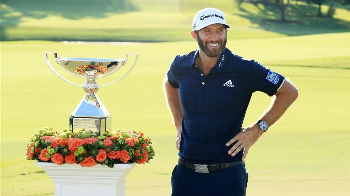 Dustin Johnson posa con la FedEX Cup. Dustin Johnson posa con la FedEX Cup.
