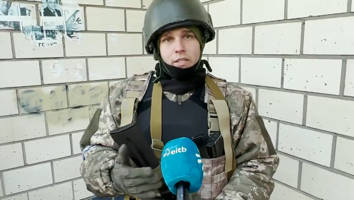 Fotogramas de parte de una entrevista de EITB a un voluntario español en la guerra de Ucrania, difundido en redes sociales por cuentas de apoyo al ejército ucraniano.