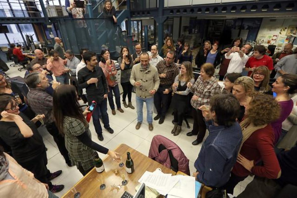 Marc Marginedas (centro) es recibido por sus compañeros en la redacción de EL PERIÓDICO tras su secuestro en Siria. Marc Marginedas (centro) es recibido por sus compañeros en la redacción de EL PERIÓDICO tras su secuestro en Siria.