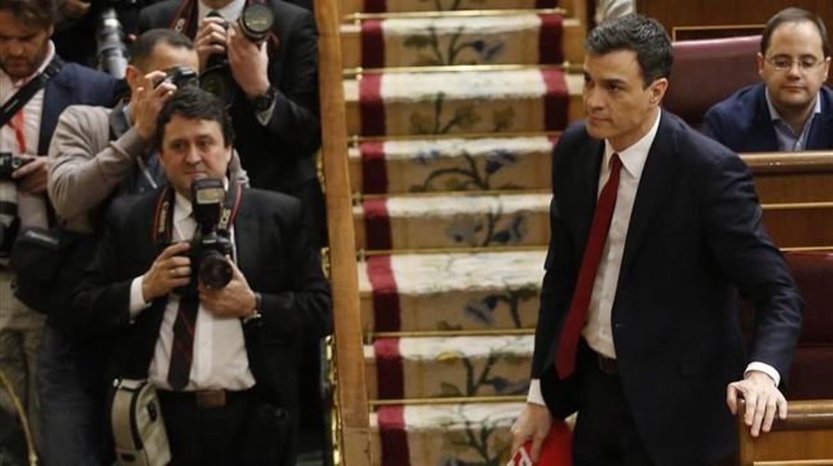 Pedro Sánchez se dispone a subir a la tribuna de oradores en el segundo debate de su investidura. Pedro Sánchez se dispone a subir a la tribuna de oradores en el segundo debate de su investidura.