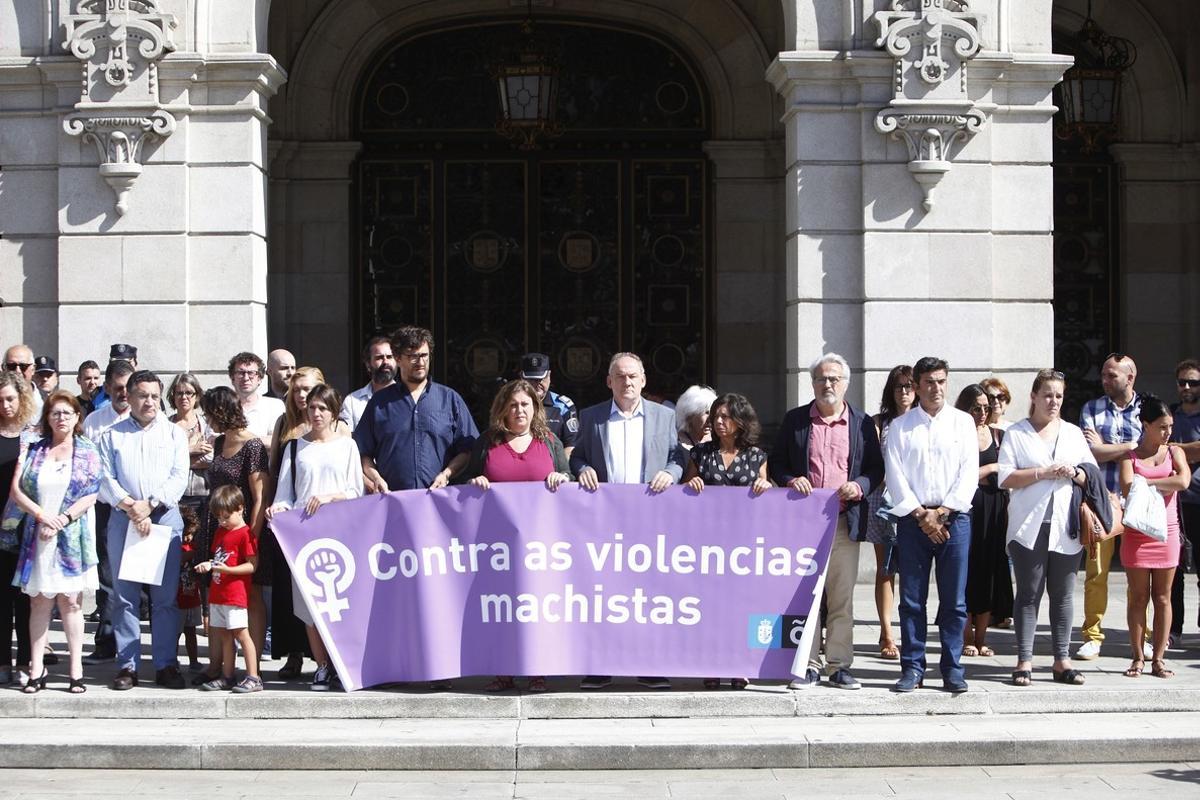 Los miembros del Ayuntamiento de A Coruña durante el minuto de silencio convocado para condenar el asesinato de una mujer a manos de su yerno. Los miembros del Ayuntamiento de A Coruña durante el minuto de silencio convocado para condenar el asesinato de una mujer a manos de su yerno.