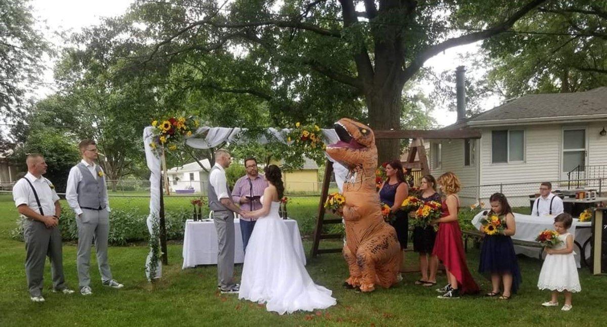 Una dama d'honor es presenta disfressada de T-Rex al casament de la seva germana
