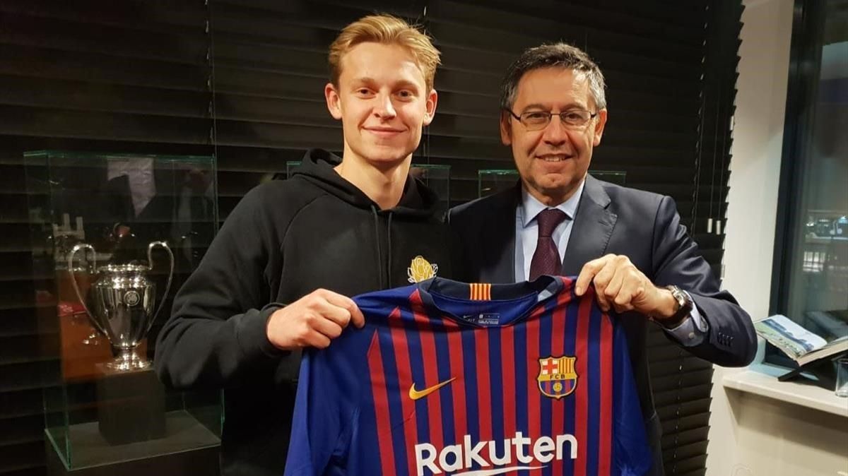 Frenkie de Jong y Josep Maria Bartomeu, el día del fichaje en Amsterdam. Frenkie de Jong y Josep Maria Bartomeu, el día del fichaje en Amsterdam.