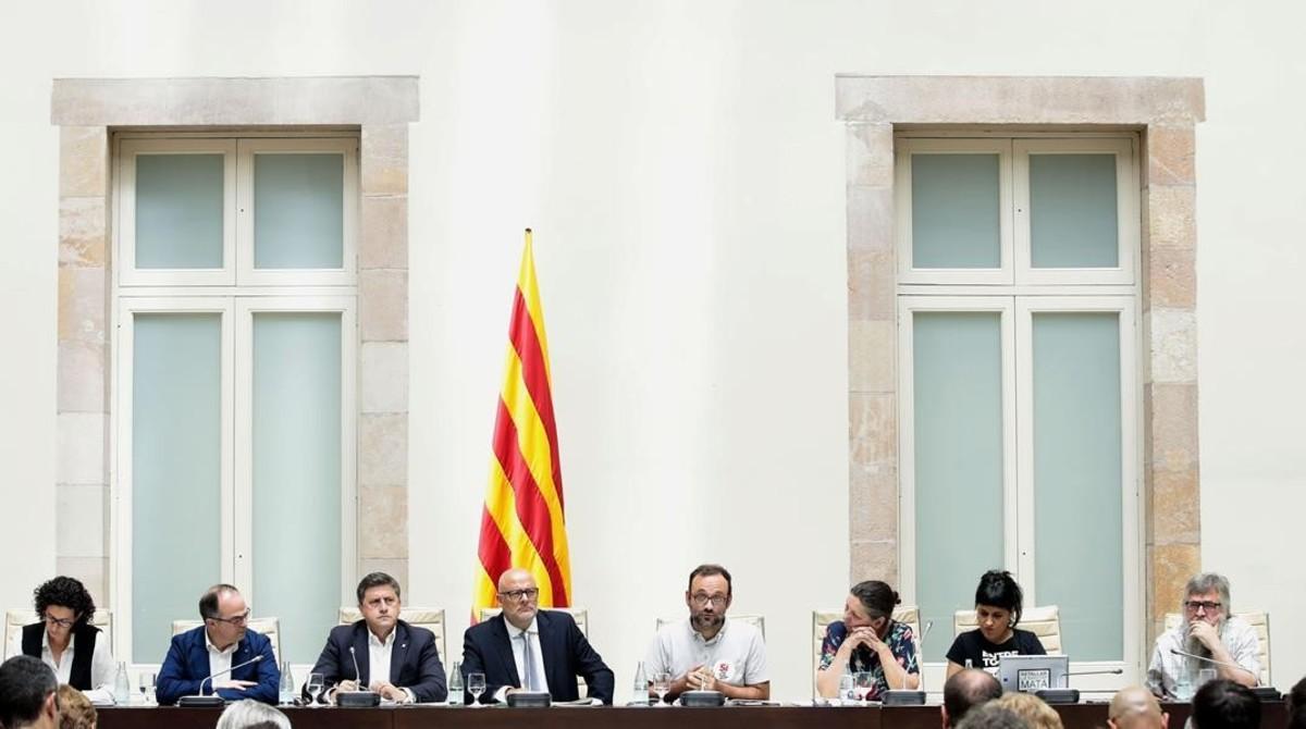 Diputados de Juns pel Sí y ERC, durante el acto de presentación del borrador de la ley del referéndum.