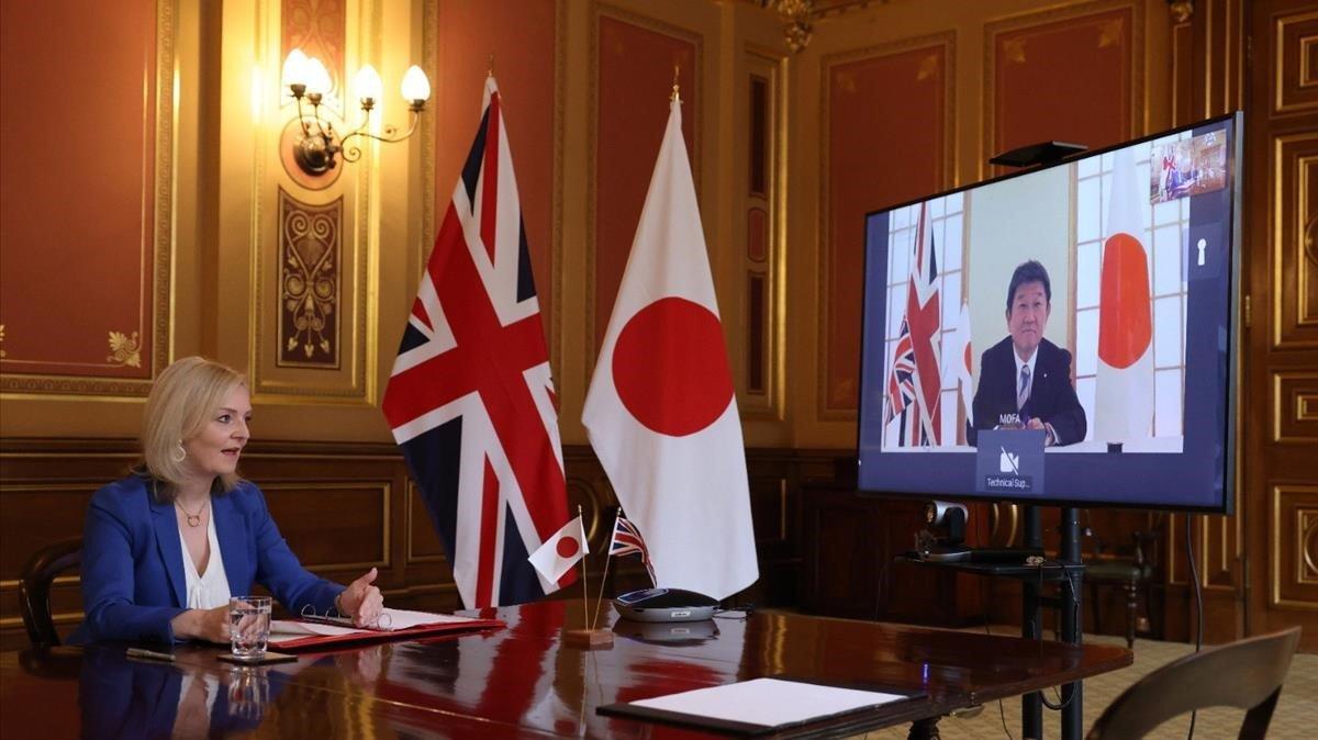 Video conferencia entre la secretaria de Estado británica de Comercio Internacional, Liz Truss, y el ministro de Exteriores japonés, Motegi Toshimitsu.
