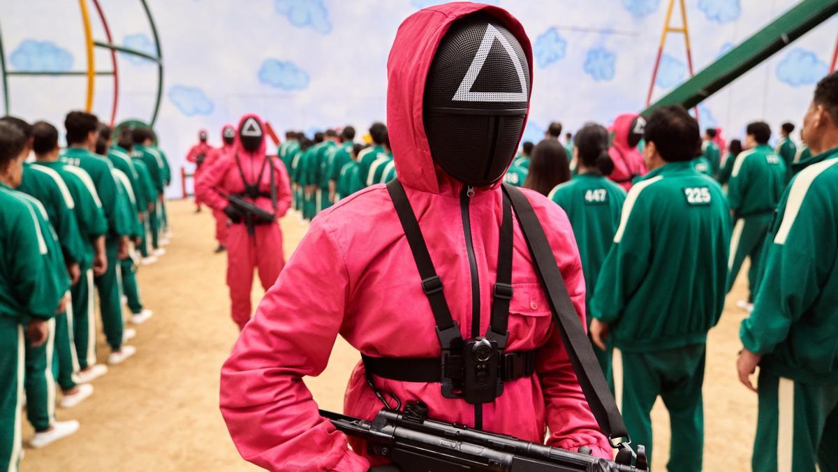 Los icónicos antagonistas de ’El juego del calamar’, el fenómeno que ha pillado a Netflix por sorpresa. Los icónicos antagonistas de ’El juego del calamar’, el fenómeno que ha pillado a Netflix por sorpresa.