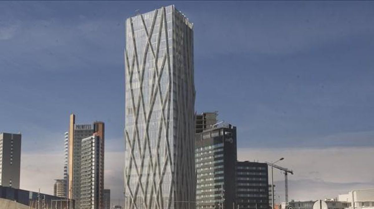 La Torre Telefónica en Barcelona, vendida a un fondo durante el primer semestre del 2019. La Torre Telefónica en Barcelona, vendida a un fondo durante el primer semestre del 2019.