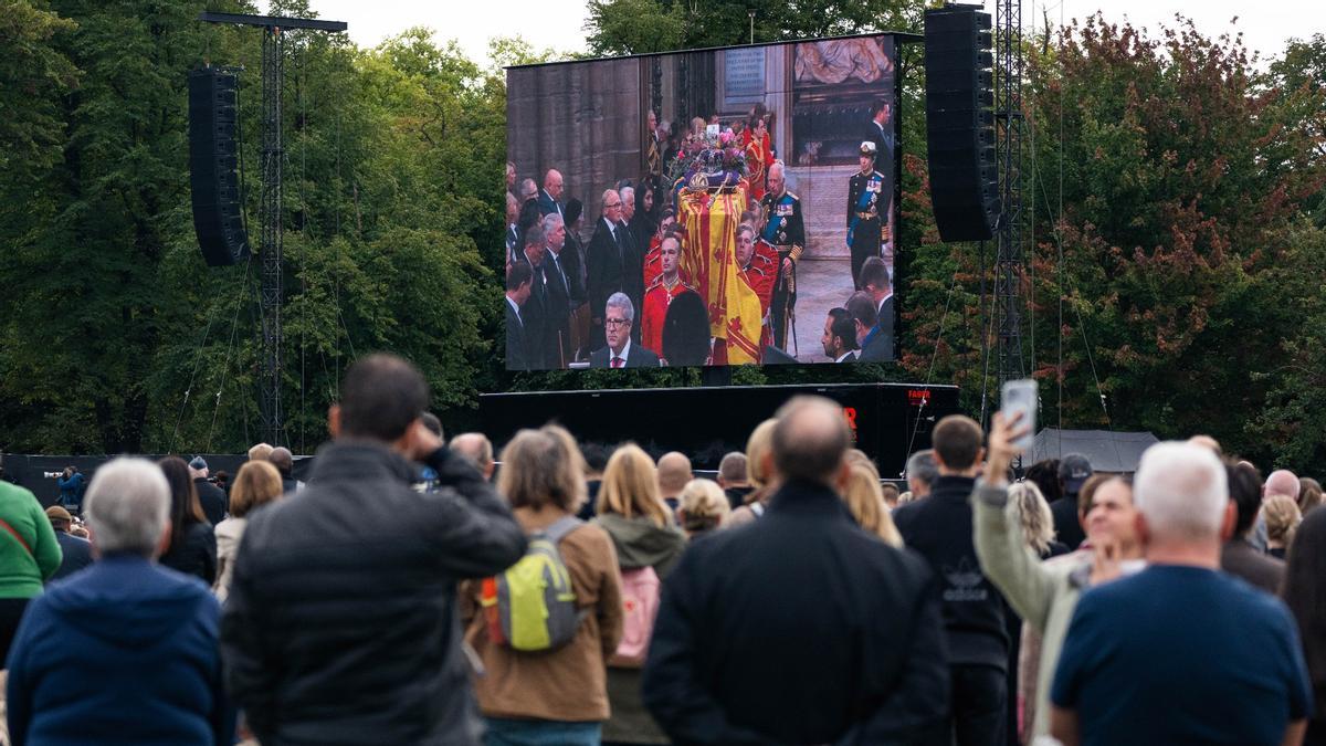 Ciudadanos siguen el funeral de Isabel II en la pantalla gigante de Hyde Park (Londres)