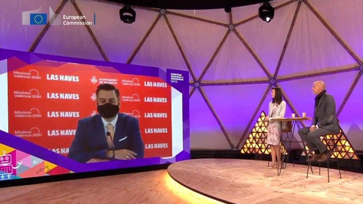 Un regidor de València utilitza la mascareta per fer 'playback' i simular que parla en anglès Un regidor de València utilitza la mascareta per fer 'playback' i simular que parla en anglès