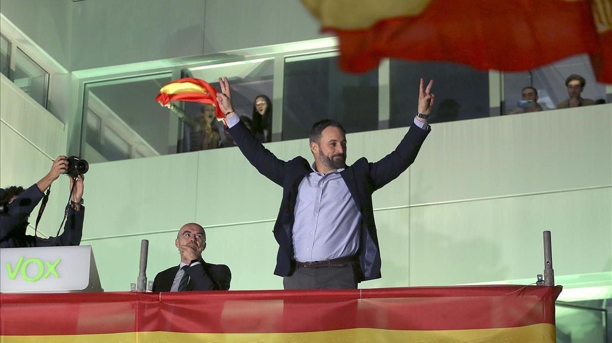Santiago Abascal celebra el resultado de Vox ante sus seguidores en Madrid.