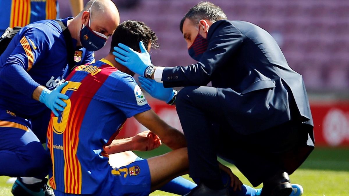 Busquets examinado por el doctor Xavier Yanguas tras el golpe recibido en la cabeza. Busquets examinado por el doctor Xavier Yanguas tras el golpe recibido en la cabeza.