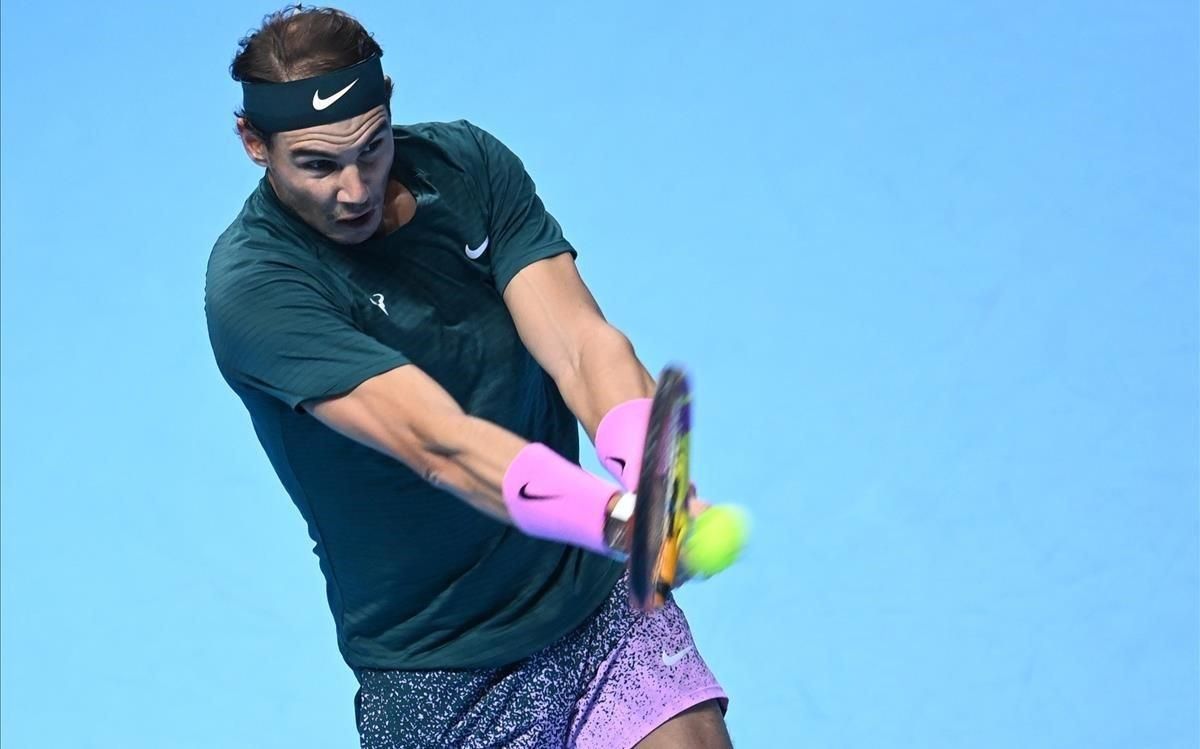 Nadal pega un revés en su partido ante Tsitsipas. Nadal pega un revés en su partido ante Tsitsipas.