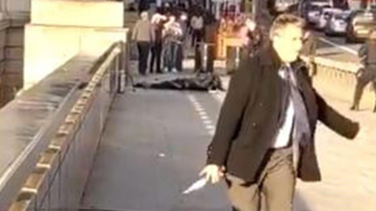 Un transeúnte le quita el cuchillo al terrorista en el atentado del puente de Londres