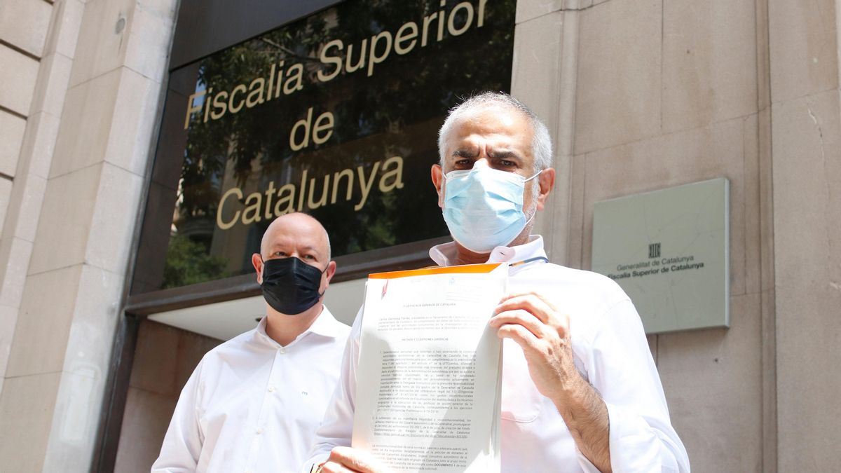 El líder de Cs, Carlos Carrizosa, junto al diputado Joan García a las puertas de la Fiscalía Superior de Justícia de Catalunya. El líder de Cs, Carlos Carrizosa, junto al diputado Joan García a las puertas de la Fiscalía Superior de Justícia de Catalunya.