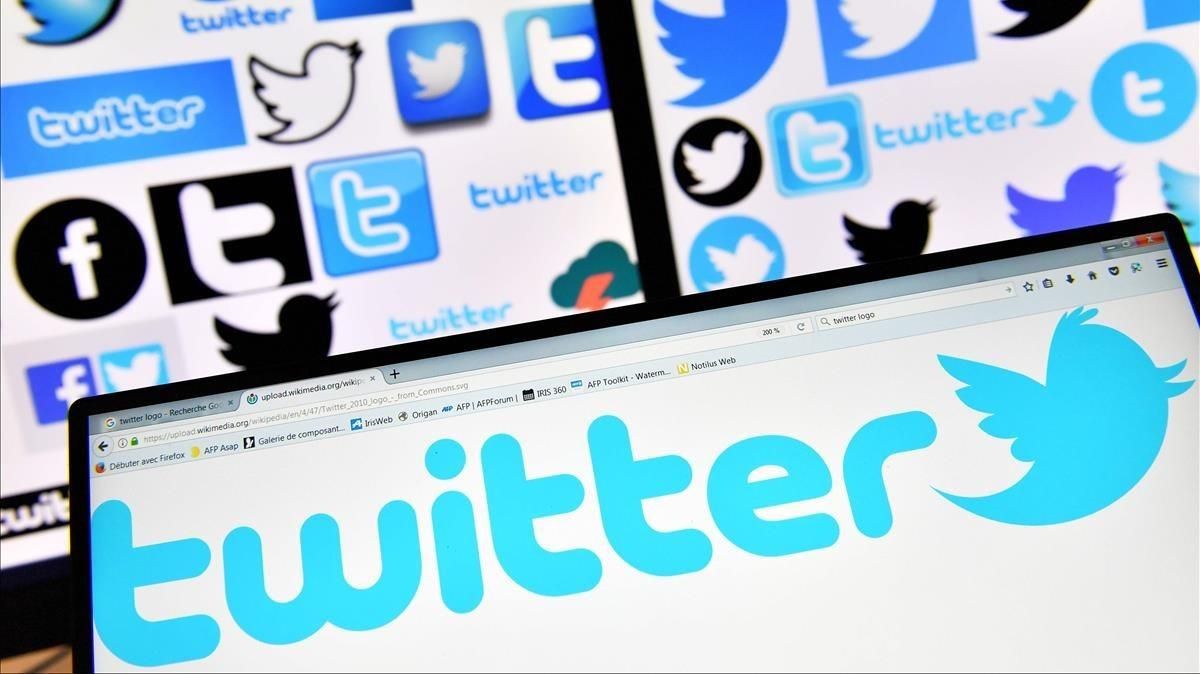 Logotipos de Twitter en varias pantallas. Logotipos de Twitter en varias pantallas.
