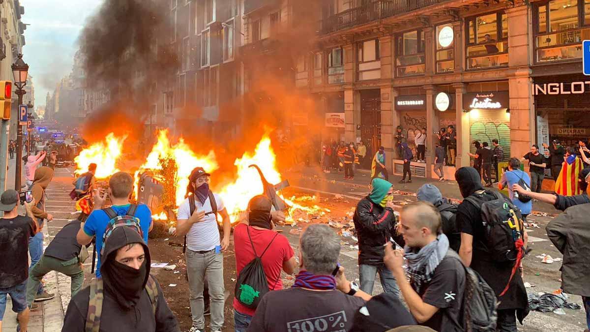 Cargas policiales ante los disturbios en Via Laietana