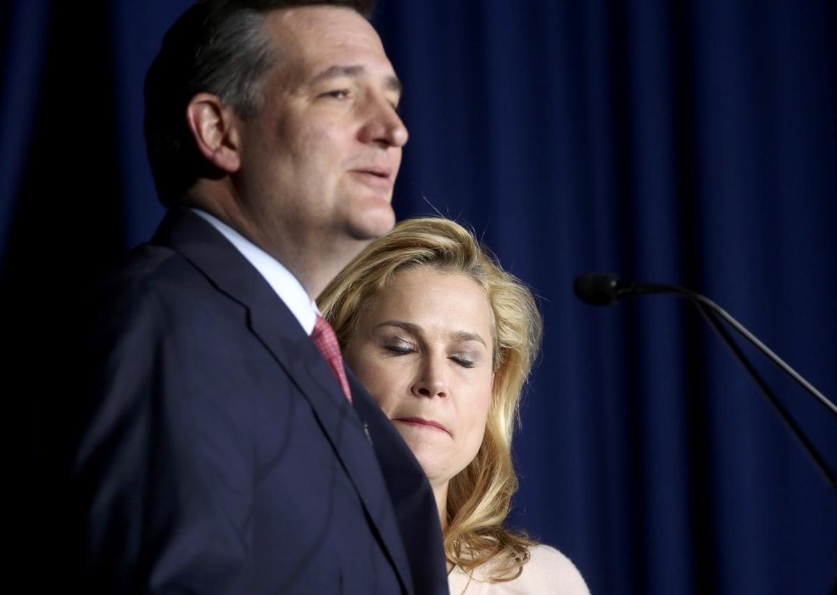  Ted Cruz, junto a su esposa, tras anunciar que abandona la carrera por la candidatura republicana, el martes en Indianapolis.