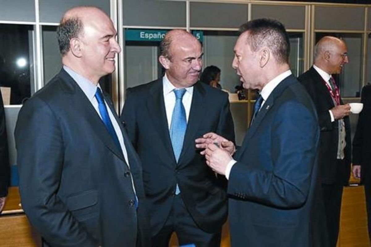 El ministro Guindos, en el centro, con sus homólogos francés, Pierre Moscovici (izquierda), y griego, Yannis Stournaras. ayer, en Dublín. El ministro Guindos, en el centro, con sus homólogos francés, Pierre Moscovici (izquierda), y griego, Yannis Stournaras. ayer, en Dublín.