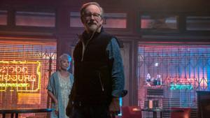 Steven Spielberg y Rita Moreno (atrás) en el set de ’West Side Story’