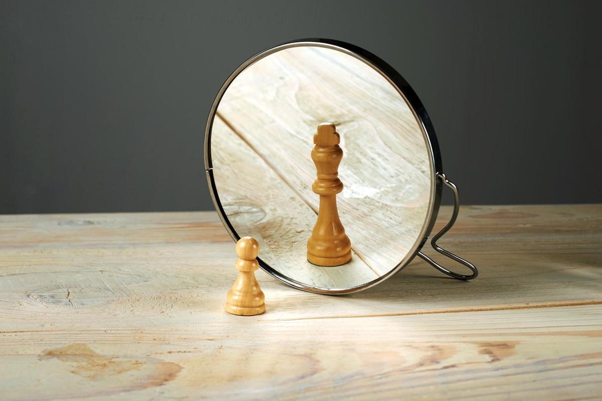Peón de ajedrez frente al espejo.