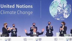 El británico Alok Sharma, presidente de la Cumbre del Clima COP26, recibe aplausos al finalizar las sesiones.