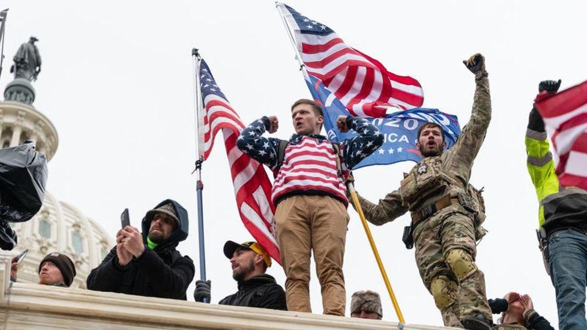Seguidores de Trump en el exterior del Capitolio. Seguidores de Trump en el exterior del Capitolio.