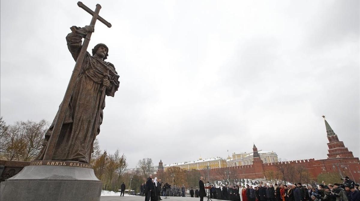 Putin, en el centro de la imagen, durante el discurso de inauguración de la gigantesta estatua de Vladímir el Grande.