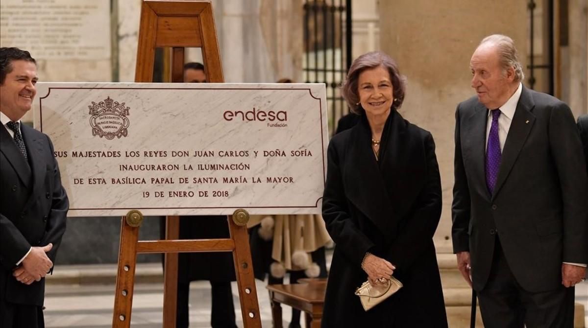Juan Carlos y Sofía junto el presidente de Endesa, Borja Prado han inaugurado la nueva iluminación de basílica en Roma. Juan Carlos y Sofía junto el presidente de Endesa, Borja Prado han inaugurado la nueva iluminación de basílica en Roma.
