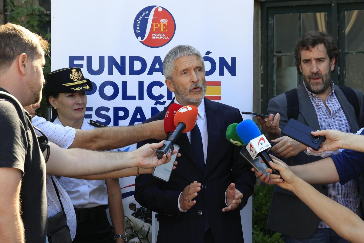 El ministro del Interior, Fernando Grande-Marlaska, hace declaraciones a los medios tras participar en el curso de verano ’La formación en Policía Nacional. Un valor de futuro’ celebrado este lunes en San Lorenzo de El Escorial (Madrid). EFE/ Zipi El ministro del Interior, Fernando Grande-Marlaska, hace declaraciones a los medios tras participar en el curso de verano ’La formación en Policía Nacional. Un valor de futuro’ celebrado este lunes en San Lorenzo de El Escorial (Madrid). EFE/ Zipi