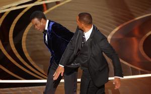 Will Smith dona una bufetada a Chris Rock a l’escenari de la gala dels Oscars | VÍDEO