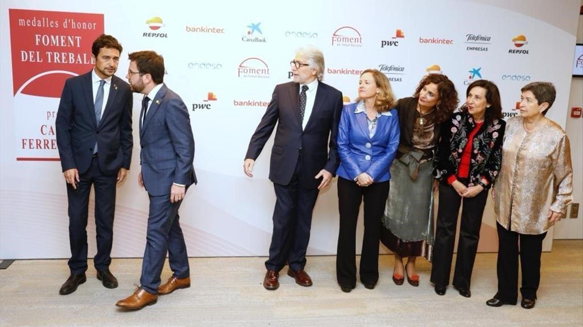 La foto oficial de Foment con Sánchez Llibre, tres ministras y la delegada del Gobierno y a la derecha, Aragonès y Calvet.