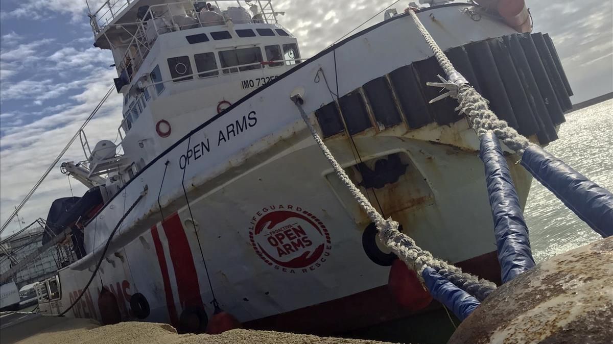 El ’Open Arms’, amarrado en el puerto de Pozzallo, en Sicilia, el 19 de marzo. El ’Open Arms’, amarrado en el puerto de Pozzallo, en Sicilia, el 19 de marzo.