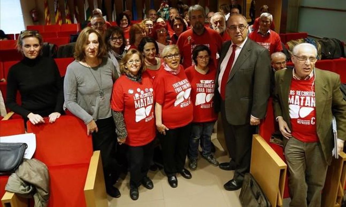 Foto de familia tras la rueda de prensa de la Asociacion de afectados de Hepatitis C en la Organización Medica Colegial Foto de familia tras la rueda de prensa de la Asociacion de afectados de Hepatitis C en la Organización Medica Colegial