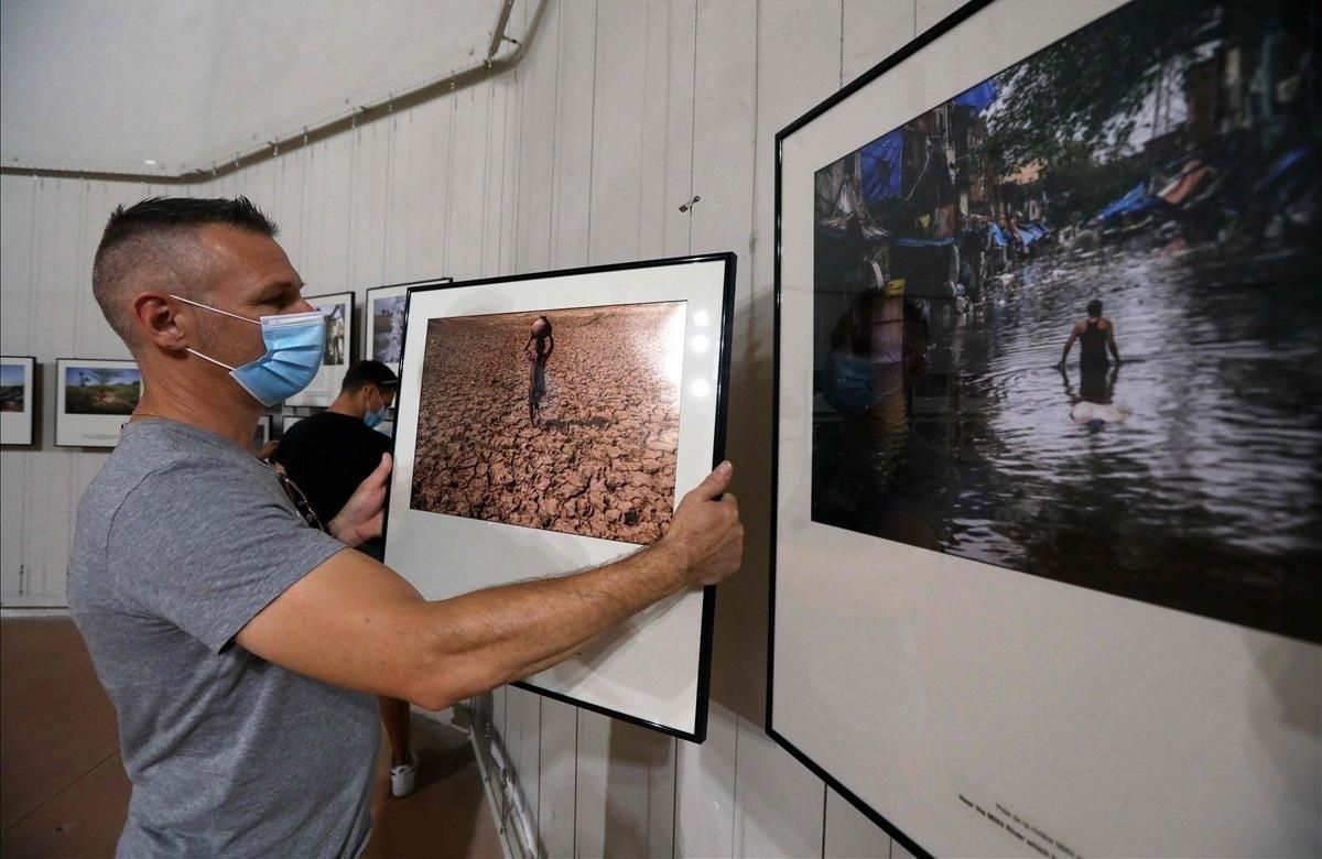 Un trabajador cuelga las fotos de la exposición Visa pour l’image en la localidad francesa de Perpiñán, este martes. Un trabajador cuelga las fotos de la exposición Visa pour l’image en la localidad francesa de Perpiñán, este martes.