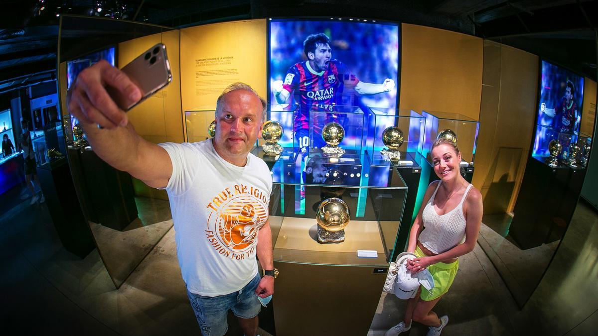 Unos viajeros se hacen una ’selfi’ en el Museu del Barça.