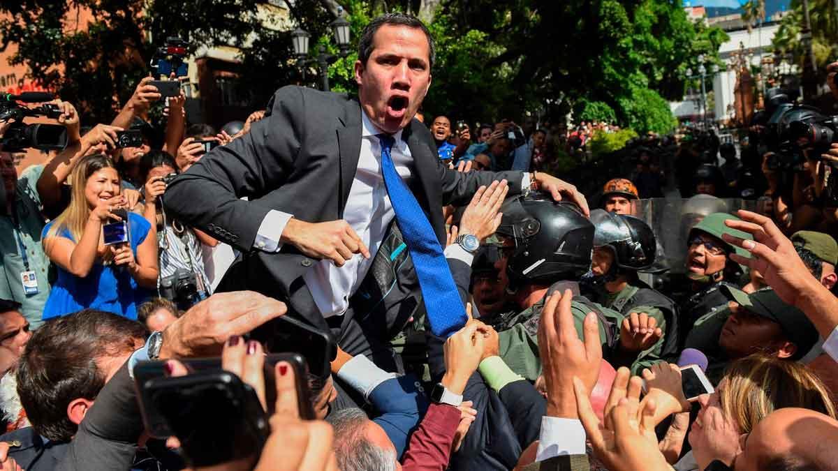 Guaidó logra entrar al Parlamento por la fuerza. 