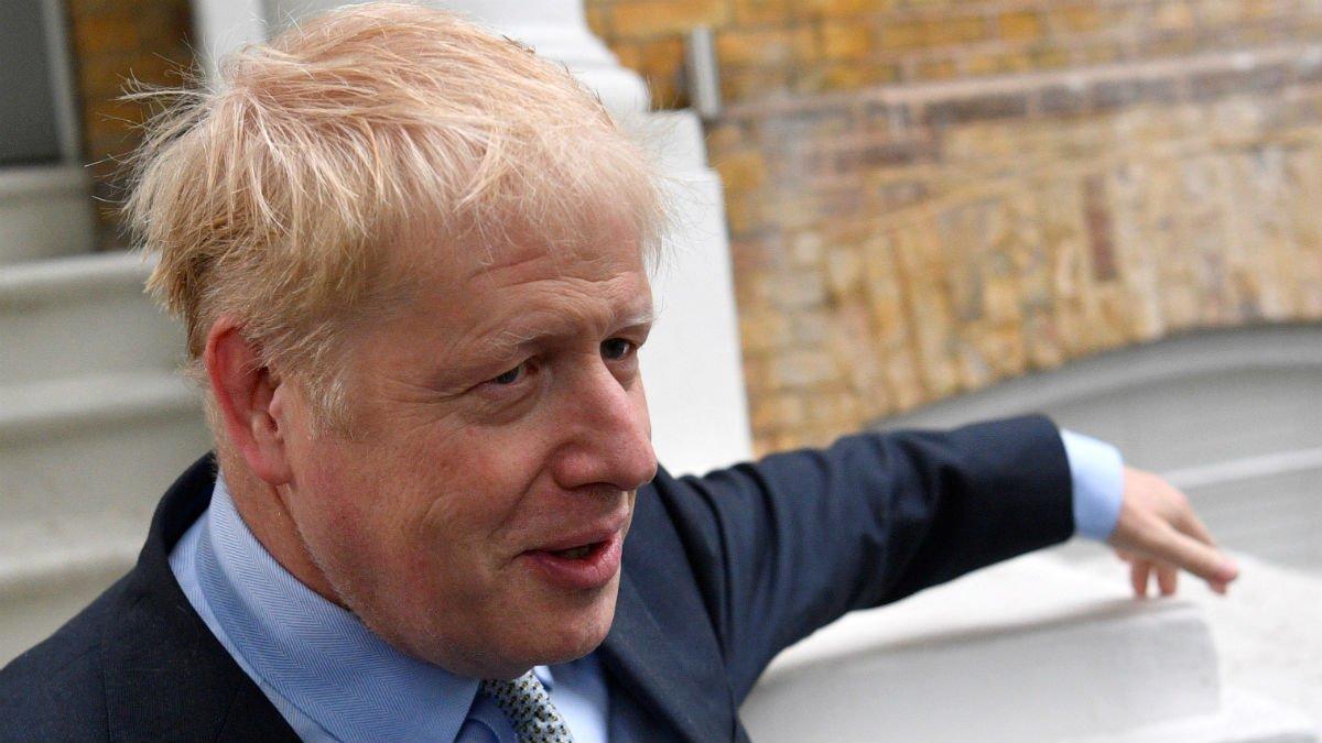 Boris Johnson sale de su casa, este jueves, antes de la primera votación de las primarias del Partido Conservador.