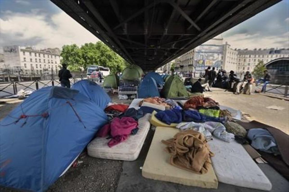 Campamento ilegal bajo las vías del tren situado en las cercanías de la Porte de la Chapelle de París, el pasado mes de mayo. Campamento ilegal bajo las vías del tren situado en las cercanías de la Porte de la Chapelle de París, el pasado mes de mayo.