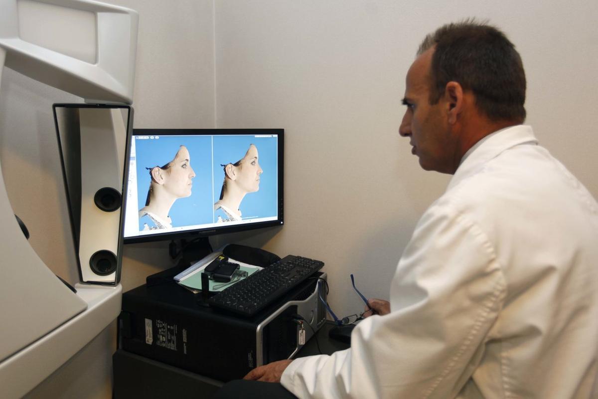 Un doctor previsualiza en 3D una operación de cirugía estética, en la Teknon de Barcelona.