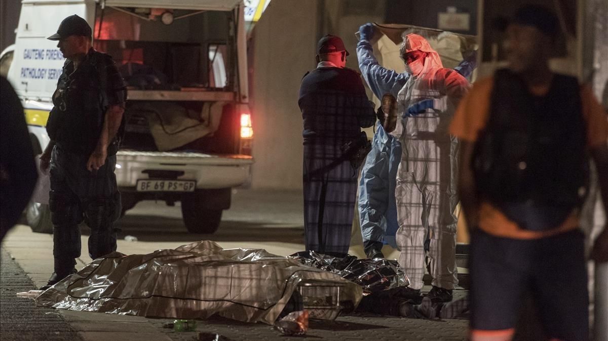 El cadáver de los dos fallecidos en la avalancha del Soccer City de Johannesburgo. El cadáver de los dos fallecidos en la avalancha del Soccer City de Johannesburgo.