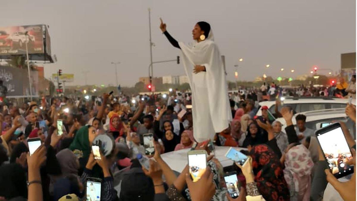 Una mujer que canta a la revolución, símbolo de las protestas en Sudán.