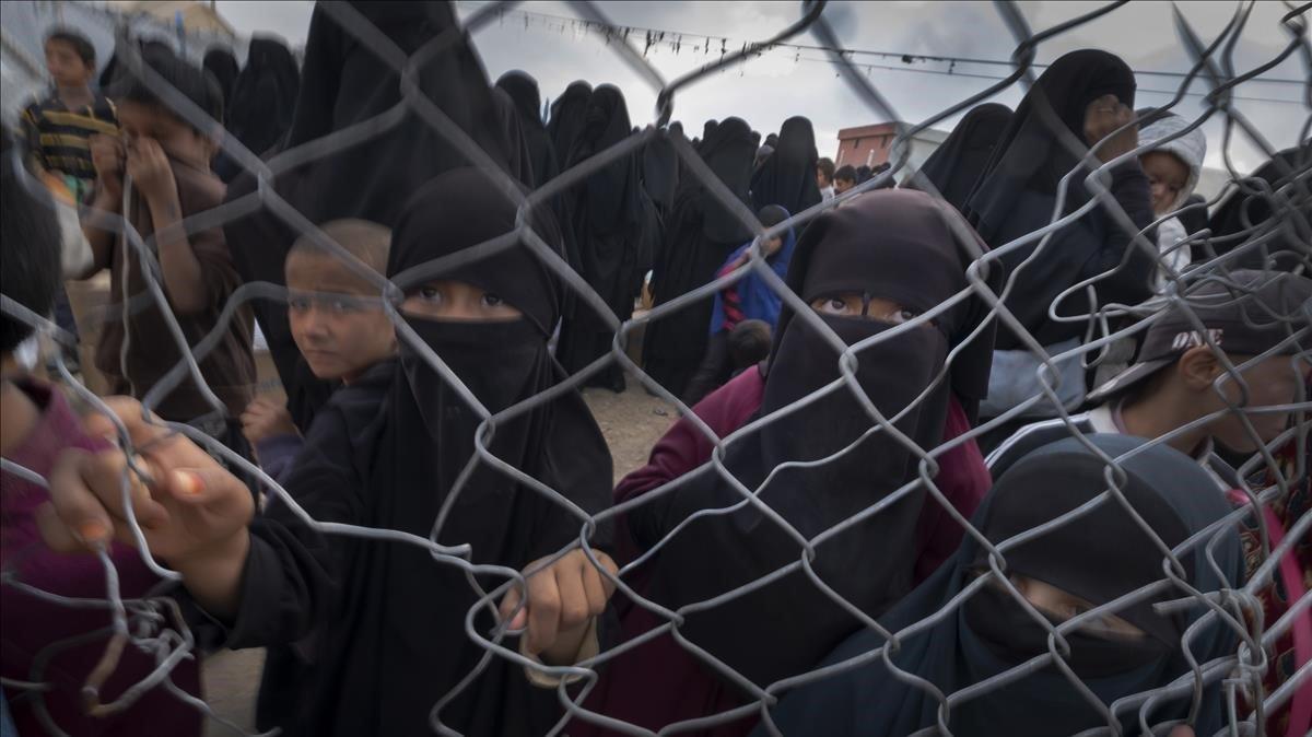 Madres y niños en un campo de prisioneros del Estado Islámico en el norte de Siria.
