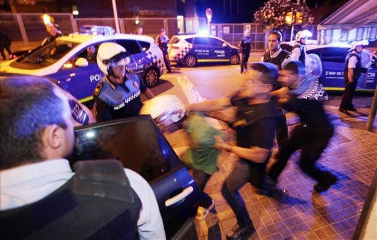 Agentes de policía se llevan detenido al presunto homicida de Sabadell.