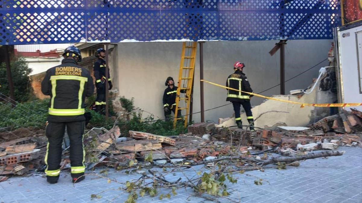 Un muro cae en la Meridiana por el fuerte viento. Un muro cae en la Meridiana por el fuerte viento.