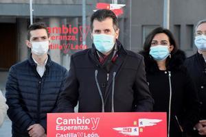 SEGOVIA, 18/01/2022.- El secretario general del PSOE de Castilla y León y candidato a la Presidencia de la Junta, Luis Tudanca (c) esta tarde en una comparecencia durante una visita a Segovia donde han abordado la situación sanitaria. EFE/PABLO MARTIN