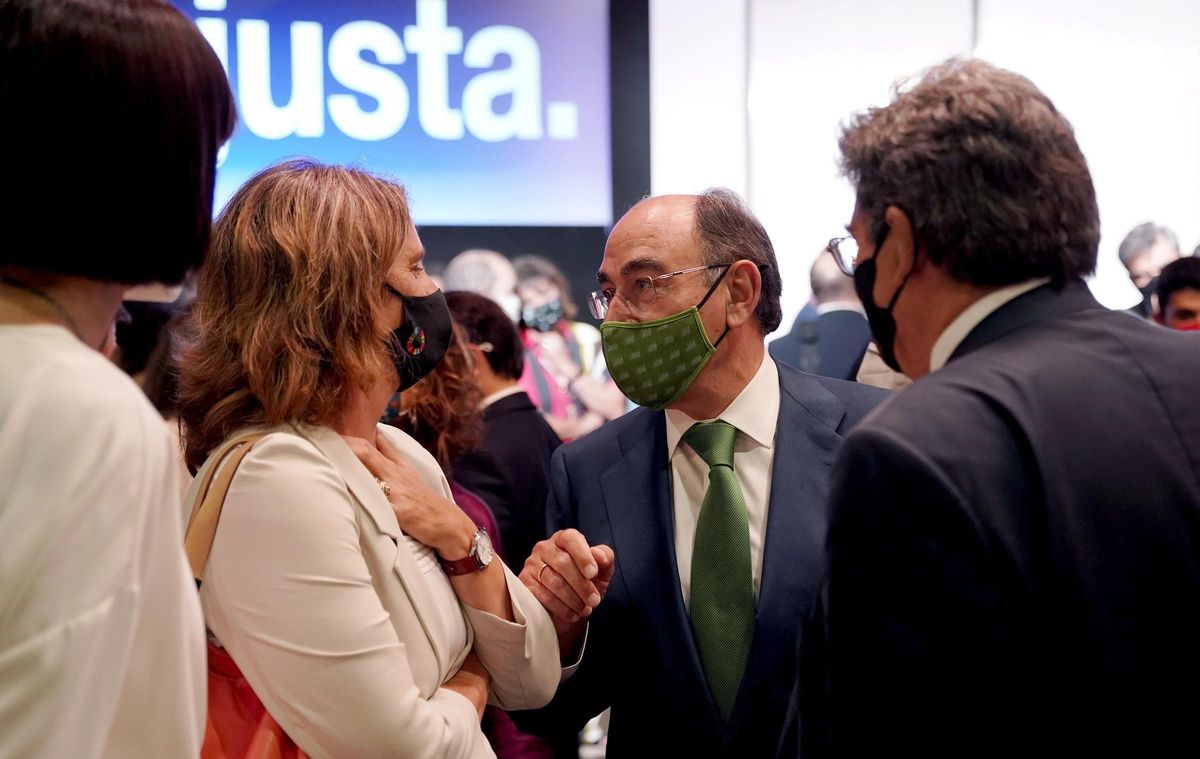 Teresa Ribera, ministra de Transición Ecológica, conversa con José Ignacio Sánchez Galán, presidente de Iberdrola, en presencia del ministro de Seguridad Social, José Luis Escrivá. Teresa Ribera, ministra de Transición Ecológica, conversa con José Ignacio Sánchez Galán, presidente de Iberdrola, en presencia del ministro de Seguridad Social, José Luis Escrivá.